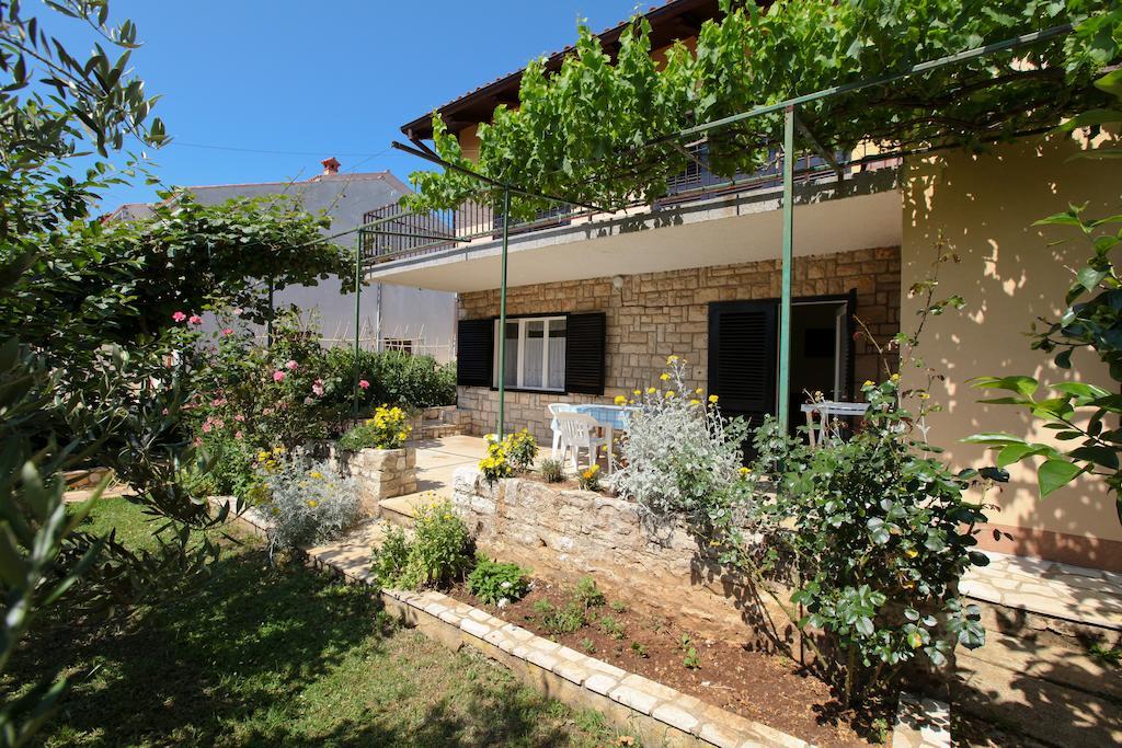 Apartment Ema Premantura Pokoj fotografie