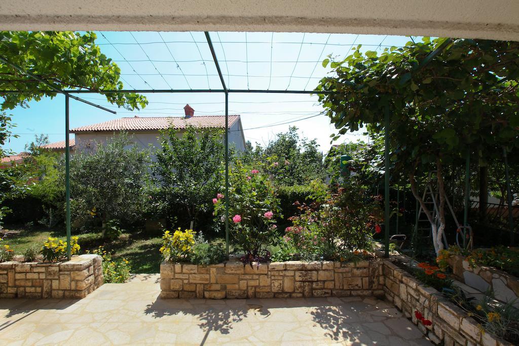 Apartment Ema Premantura Pokoj fotografie